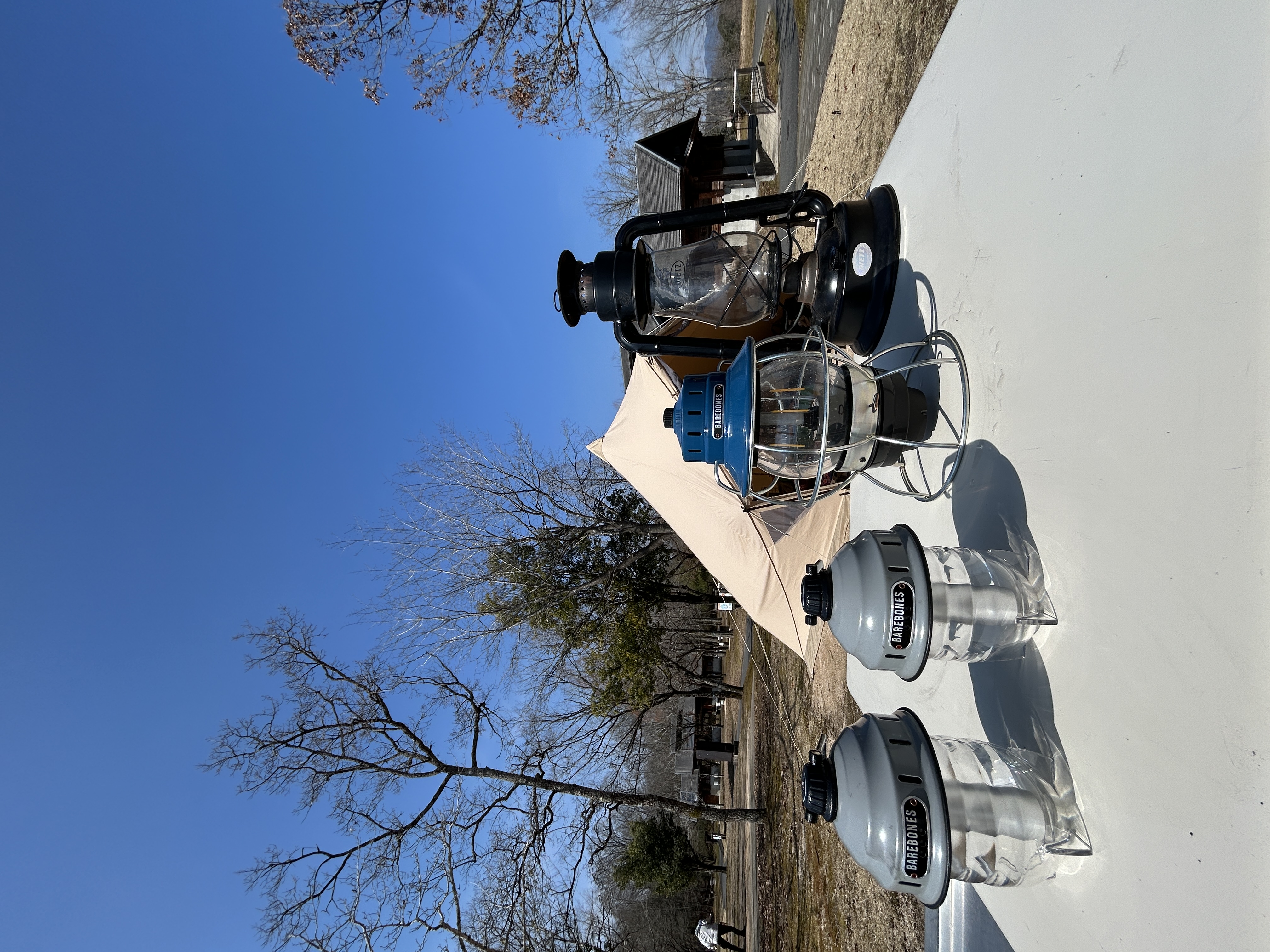 電池ランタンとガスランタンの写真